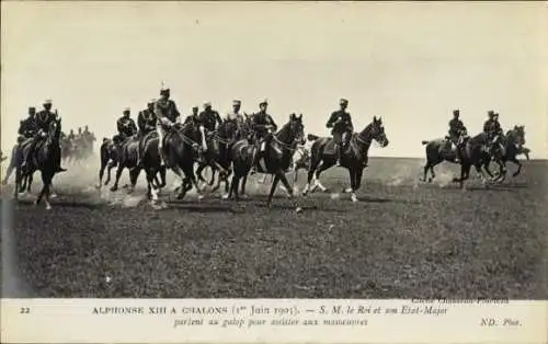 Ak Alphonse XIII. in Chalons, der König und sein Stab galoppieren davon