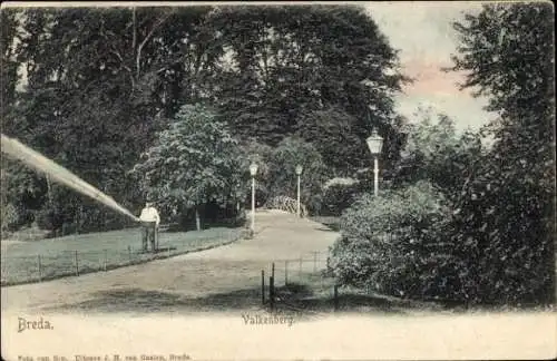 Ak Breda Nordbrabant Niederlande, Bäume, ein Weg und eine Brücke im Park Valkenberg in Breda.