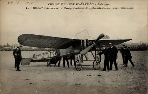 CPA Le Blériot" d'Aubrun sur le Champ d'Aviation d'Issy-les-Moulineaux, après l'atterrissage