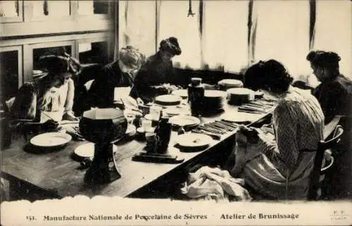 Ak Sèvres Hauts de Seine, Manufacture Nationale de Porcelaine, Un Atelier