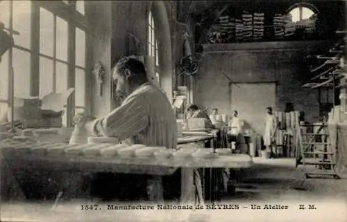 Ak Sèvres Hauts de Seine, Manufacture Nationale de Porcelaine, Un Atelier