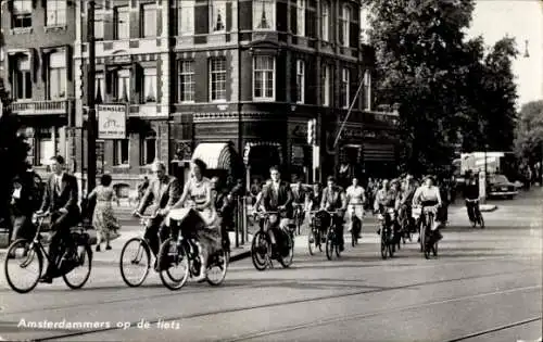 Ak Amsterdam Nordholland Niederlande, Amsterdammers op de fiets