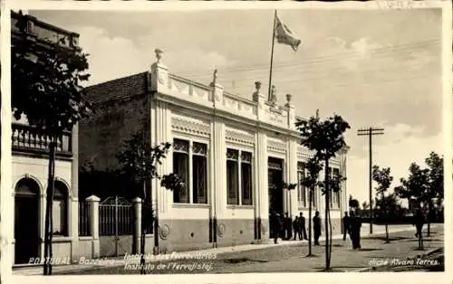 Ak Barreiro Portugal, Vorderseite einer Postkarte mit schwarz-weißem Bild des Instituto dos Fe...