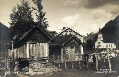 Ak Norwegen, Kleine Wohnhütten aus Holz, Kirche