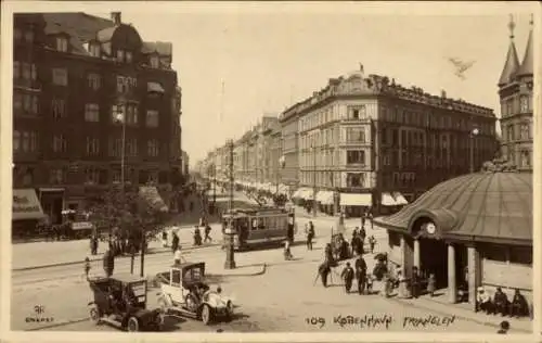 Ak København Kopenhagen Dänemark, Trianglen, Haltestelle, Straßenbahn, Passanten