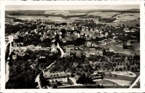 Ak Welzheim in Baden Württemberg, Fliegeraufnahme, Blick auf den Ort mit Umgebung