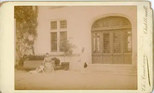 Kabinettfoto Châtellerault Vienne, Ehepaar vor dem Haus