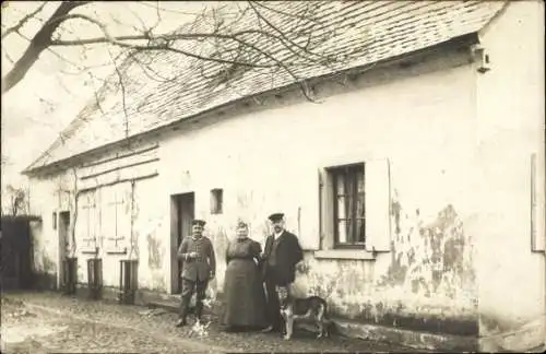 Foto Ak Treffurt an der Werra, Anwohner vor einem Wohnhaus, Bahnstraße 32, Hund