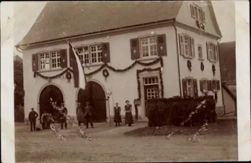 Foto Ak Löffingen im Schwarzwald, Rathaus im Festschmuck