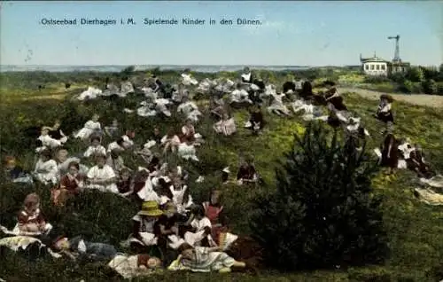 Ak Ostseebad Dierhagen, Spielende Kinder in den Dünen