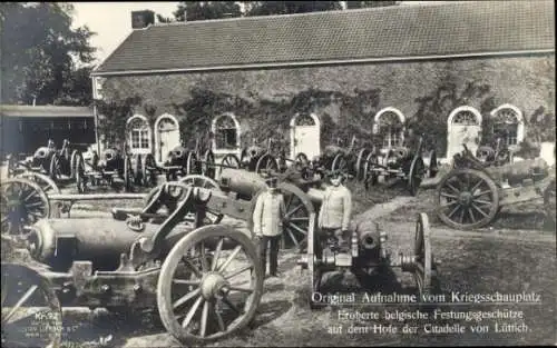 Ak Eroberte belgische Festungsgeschütze mit dem Hofe der Citadelle von Lüttich, I. WK