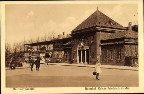 Ak Berlin Neukölln, Bahnhof Kaiser Friedrich Straße, Bus