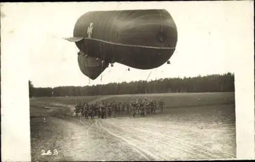 Foto Ak Militärballon, von Soldatenkompanie an Seilen gehalten