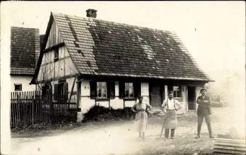 Foto Ak Schörzingen Schömberg im Zollernalbkreis, Fachwerkhaus, Anwohner