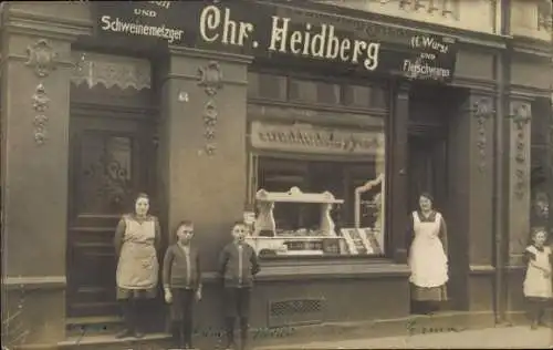 Foto Ak Kalk Köln am Rhein, Metzgerei Chr. Heidberg, Schaufenster, Frau, Kinder