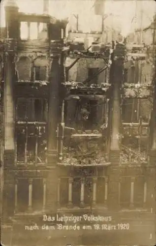 Foto Ak Leipzig, Volkshaus nach dem Brand 19. März 1920