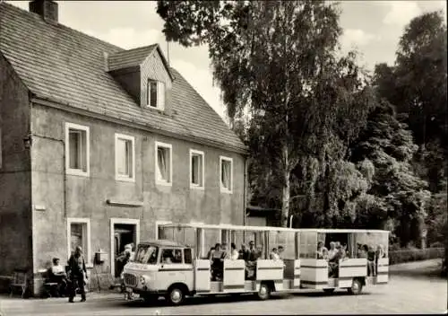 Ak Reudnitz Cavertitz Dahlener Heide Sachsen, Ein Bus der Marke Robur LO 3000 fährt an einem H...