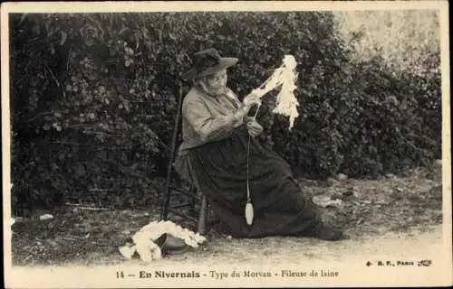 CPA En Nivernais, Type du Morvan, Fileuse de laine