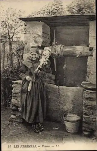 Ak Pyrenäen, Alte Frau schöpft Wasser, Brunnen, Eimer