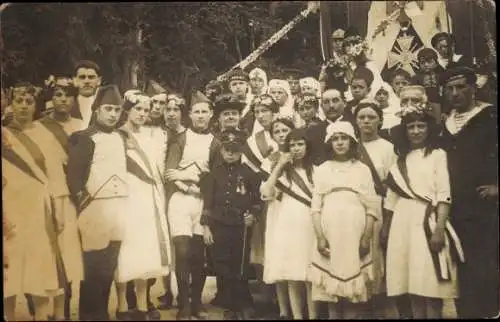 Foto Ak Gruppenfoto der Menschen, Fest, Fahne, Marinesoldat