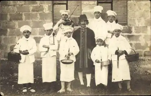 Foto Ak Kinder als Köche, Körbe, Pfanne, Geigenspieler, Gruppenfoto