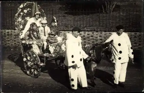 Foto Ak Männer in Karnevalkostümen, Geschmückte Kutsche, Fest