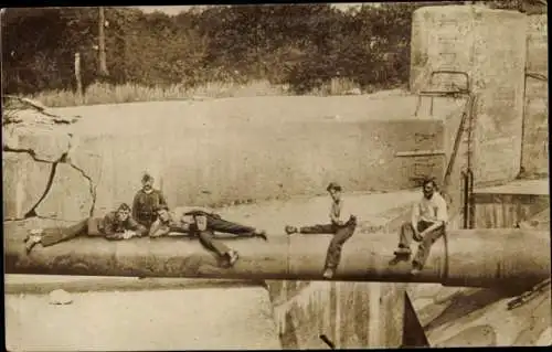 Foto Ak Soldaten in Uniformen, Geschütz, Jahr 1920