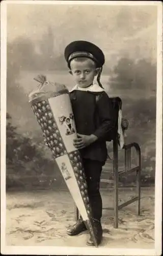 Foto Ak Junge mit Zuckertüte, Standportrait, Matrosenanzug