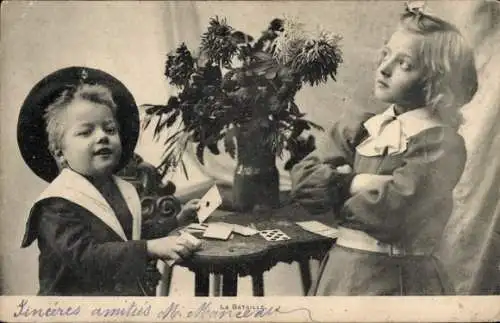 Ak zwei Kinder mit Kartenblatt, Junge mit Hut, Mädchen mit Schleife im Haar, Blumenstrauß