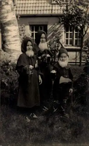 Foto drei Kinder in Zwergenkostümen am Neujahrstag