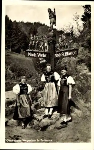 Ak Todtmoos im Schwarzwald, geschnitzter Wegweiser, Frauen, Trachten, nach Wehr, nach St. Blasien