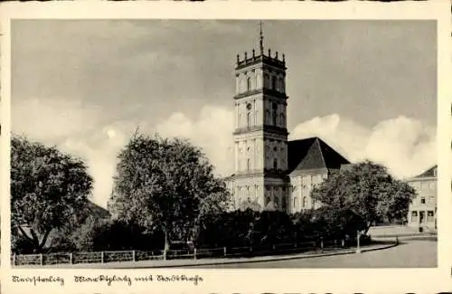 Ak Neustrelitz in Mecklenburg, Stadtkirche, Marktplatz