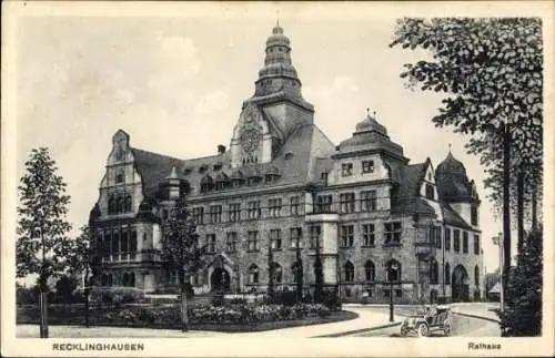 Ak Recklinghausen im Ruhrgebiet, Rathaus, Straßenansicht, Auto, Bäume