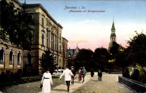 Ak Zwickau in Sachsen, Albertplatz mit Realgymnasium, Passanten, Kirchturm