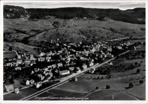 Ak Jungingen in Baden Württemberg, Fliegeraufnahme, Panorama vom Ort, Bahnhof, Bahnstrecke