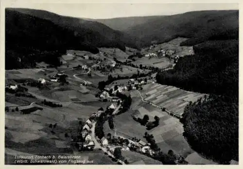 Ak Baiersbronn im Kreis Freudenstadt, Fliegeraufnahme, Ortschaft mit Landschaftsblick