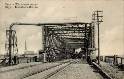 Ak Riga Lettland, Eisenbahnbrücke, Kirche, Dampflok