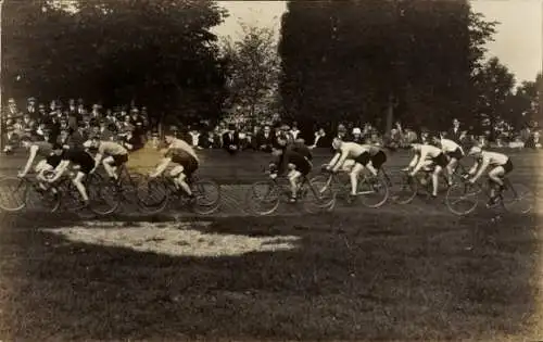 Foto Ak Fahrradrennen, Radfahrer, Zuschauer