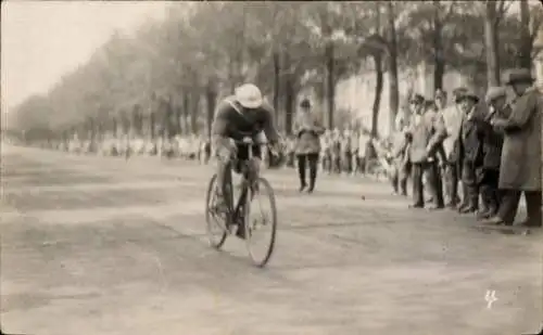 Foto Ak Frankfurt am Main, Fahrradrennen, Radfahrer, Zuschauer