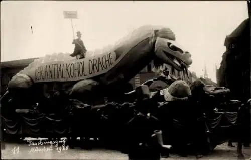 Foto München, Faschingszug 1928, Der Antialkohol Drache