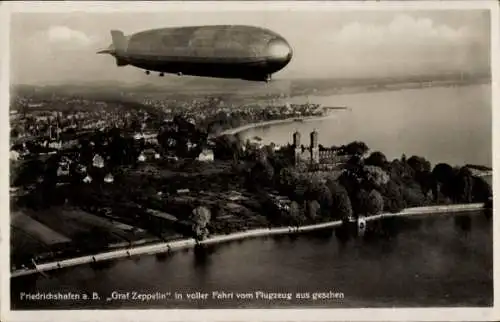 Ak Friedrichshafen am Bodensee, Luftschiff LZ 127 Graf Zeppelin in voller Fahrt, Fliegeraufnahme