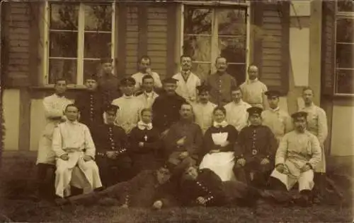 Foto Ak Lutherstadt Wittenberg, Gruppenbild am Lazarett