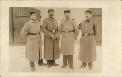 Foto Ak Kaliningrad Königsberg Ostpreußen, Deutsche Soldaten in Uniformmänteln, Winter