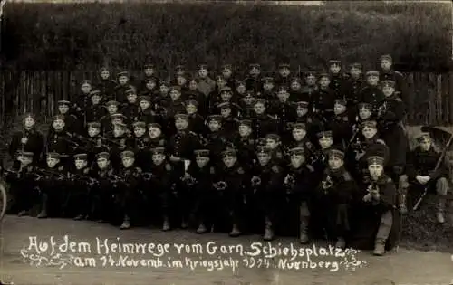 Foto Ak Nürnberg, deutsche Soldaten in Uniform, Auf dem Heimweg vom Garnison-Schießplatz