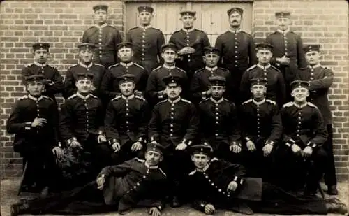 Foto Ak Gruppenbild Deutscher Soldaten in Berlin Weißensee