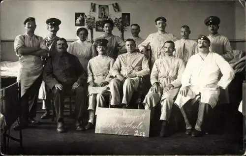 Foto Ak Würzburg am Main Unterfranken, Gruppenbild Lazarett in einer Schule