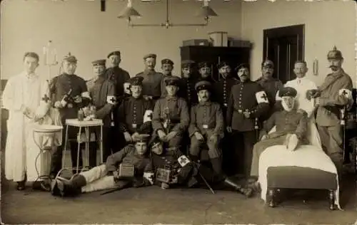 Foto Ak Freiburg im Breisgau, Soldaten im Lazarett, Sanitäter