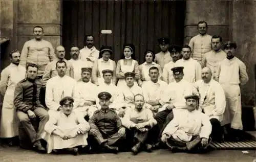 Foto Ak Freiburg im Breisgau, Soldaten im Lazarett, Gruppenbild