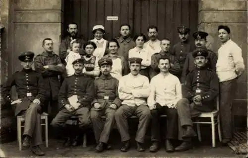 Foto Ak Freiburg im Breisgau, Soldaten im Lazarett, Gruppenbild, Krankenschwestern