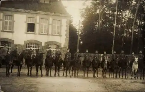 Foto Ak Karlsruhe in Baden, Kavallerie zu Pferde